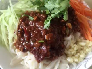 大新疆风味炸酱面 ,当当当当～一碗美味无比，好吃到爆的炸酱面就做好啦～