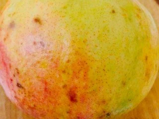 石榴气泡鸡尾酒,把石榴洗净