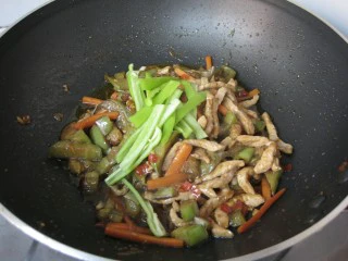 三丝茄子：香辣过瘾的潇湘风味下饭菜,放入青椒。
