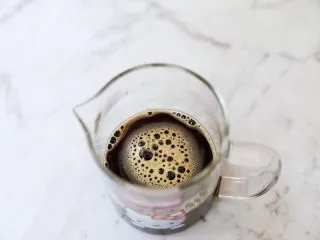 牛奶咖啡果冻,搅拌至吉利丁片融化