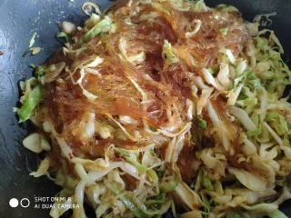 香辣粉丝包菜,翻炒至包菜变色就可以，不用炒时间太长。