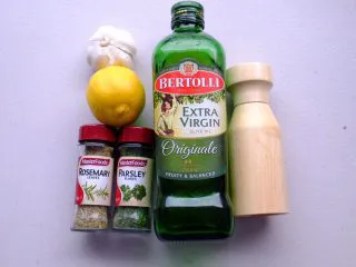 秘制异国风味鸡胸肉腌料&绝佳搭配 （减肥必备）,意大利风味香草柠檬腌料 材料不多 口味也很清淡 最适合酷暑的日子了