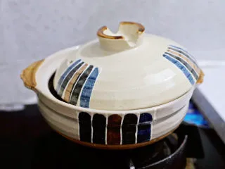 桃胶皂角米雪燕羹,大火煮开后，盖上盖子，转小火慢炖30分钟