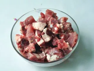 香辣干锅排骨,将排骨切小块，洗净备用。