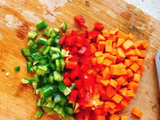 能吃两碗饭的下饭菜-宫保鸡丁,全部切成丁。