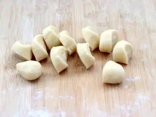 胶东节日小吃~七夕巧果,排气揉匀后,搓成长条切大小一致的剂子。