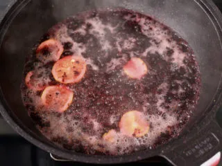 桑葚柠檬冻撞奶,转中火煮5分钟左右。