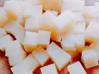 特色小吃米豆腐,切小块
