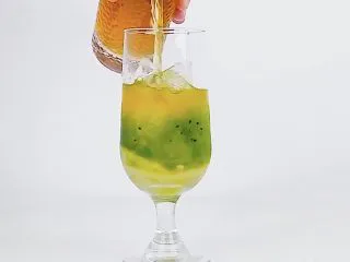 爱上这个夏天，微醺让你温暖而美丽！,沿冰块倒入茉莉绿茶茶汤