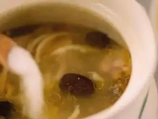 别样风味的椰子鸡汤,这样的鸡汤你一定会喜欢的,出锅前撒入盐调味即可