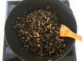 风味炒面 芽菜肉末炒玉米面,翻炒2分钟