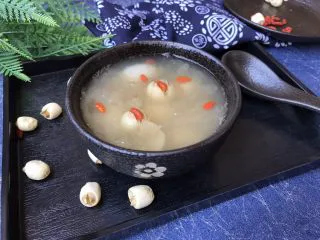 花胶莲子银耳糖水,我非常喜欢的一款甜品,夏天放冰箱里冷藏过后再喝,解暑解渴又解饿! 秋冬里喝一碗暖暖的,滋润又美容哟!