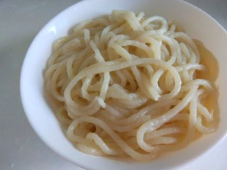 手擀面 北京特色小吃 炸酱面,捞出来放入炸酱,菜码就可以吃了。