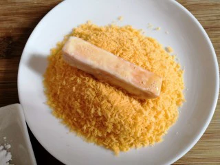 十味 香酥南瓜条,再把南瓜条放入面包糠中。
