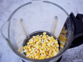 香浓奶香玉米汁,把玉米放入破壁机或者豆浆机中