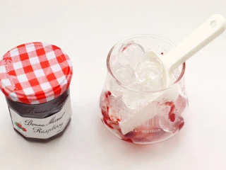 树莓果酱拿铁,加入适量的冰块。