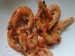 快手菜，肉丝豆芽爆海虾,改小火煸至酥脆