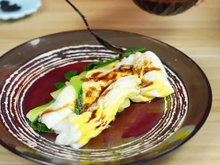 必吃的广东小吃——广州肠粉,淋上酱汁