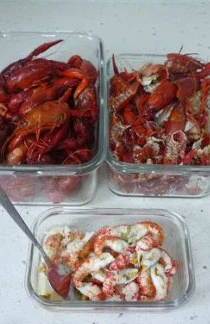 火爆流行街头的龙虾盖浇饭 ,将虾捞出控水后全部剥去壳,虾头里面的黄也一起用小勺挖出。