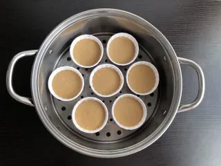 红糖开花发糕,倒入纸杯内，八分满即可