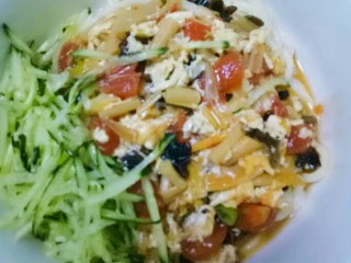 清真小吃之打卤面,面条沥水后放入碗中,放入打卤酱,黄瓜丝,少量香醋搅拌后就可以食用啦