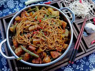 五花肉豆角焖面,北方最受欢迎的面食之一，面条筋道咸香味浓。