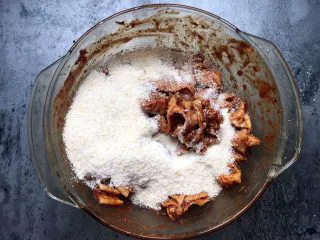 四川乐山名小吃—粉蒸肉卡饼,加入蒸肉粉拌匀。