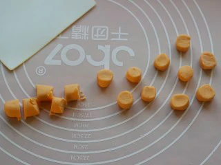 红薯圆红豆汤,如果你想追求完美的话，少沾些生粉，将边角捏捏光滑。 