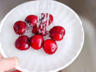 车厘子草莓冰奶昔,车厘子也用淡盐水浸泡一会儿,再用自来水冲洗干净。
