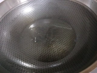 山西小吃炒不烂子,锅中倒入适量油烧热。