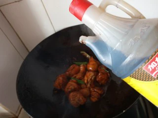 红烧鸡腿焖腐竹,加生抽