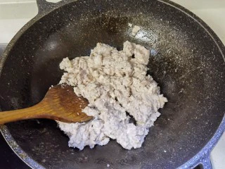 宅家美食——潮汕小吃芋泥白果,热锅放入猪油融化，倒入芋泥翻炒一下，让猪油和芋泥融合在一起。