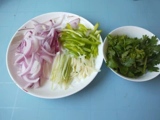 山西小吃炒不烂子,葱蒜切丝。