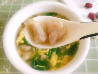 粉鸡汤(阜阳特色小吃),粉鸡外表看上去像白玉,晶莹剔透,口感滑嫩,肉质细嫩,非常好吃😋