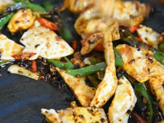 让米饭遭殃的风味鸡蛋做法“豆豉辣椒炒荷包蛋”,放入切好的荷包蛋，淋上10g生抽