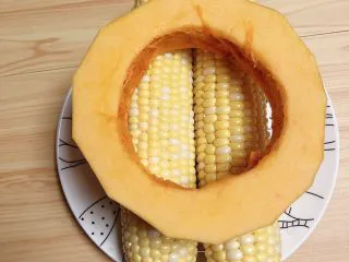 香甜南瓜玉米汁,准备好食材。南瓜、甜玉米。