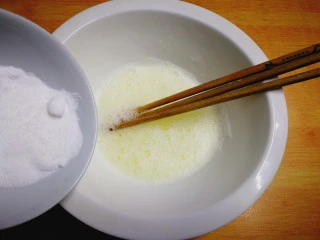 健康电饭锅蛋糕,放入一半细砂糖