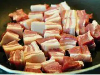 东南亚风味红烧肉,五花肉切块，姜切丝，蒜和辣椒 切碎，洋葱切粒。