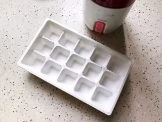 火龙果薄荷气泡水,取一个冰格,最好事先用滚水煮一下消一下毒