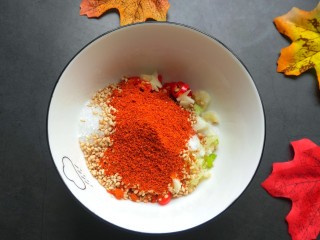 手撕茄子（内附万能凉拌汁做法）,一勺辣椒粉。