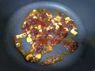 香菇肉末豆腐,不粘锅内倒适量的食用油烧热，下入大蒜炒香，加入豆瓣酱炒出红油。