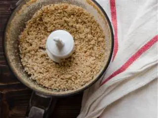 地中海风味火鸡肉丸,把全麦面包 放进小型食物料理机里搅碎直至变成细碎的面包屑。加进欧芹 ，开启机器，继续搅拌直至混合均匀。