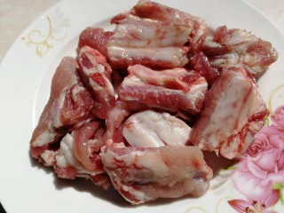 虫草花排骨汤,鲜排骨260，冷水洗净。