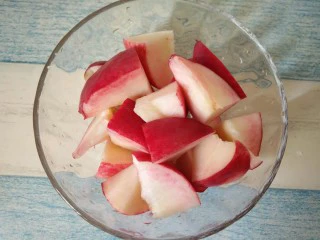 水蜜桃酸奶杯,用刀切成块状（大小随意）