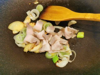 快手菜~干锅菜花,加入五花肉炒香