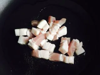 干锅包菜（简易版）,放入五花肉中小火煸炒至变色