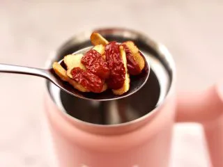 核桃花生红枣露,再放入切片的红枣。