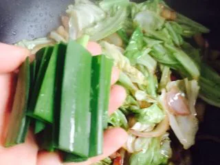 干锅包菜（简易版）,再放入青蒜叶翻炒至断生