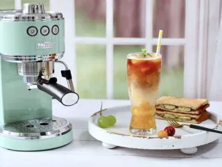 黄桃养乐多冰咖啡,天热的时候喝上一杯，提神又冰爽，好喝的不得了。