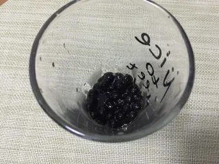 好看又好喝的网红脏脏茶，一定要试试的饮品！,将珍珠舀入杯中